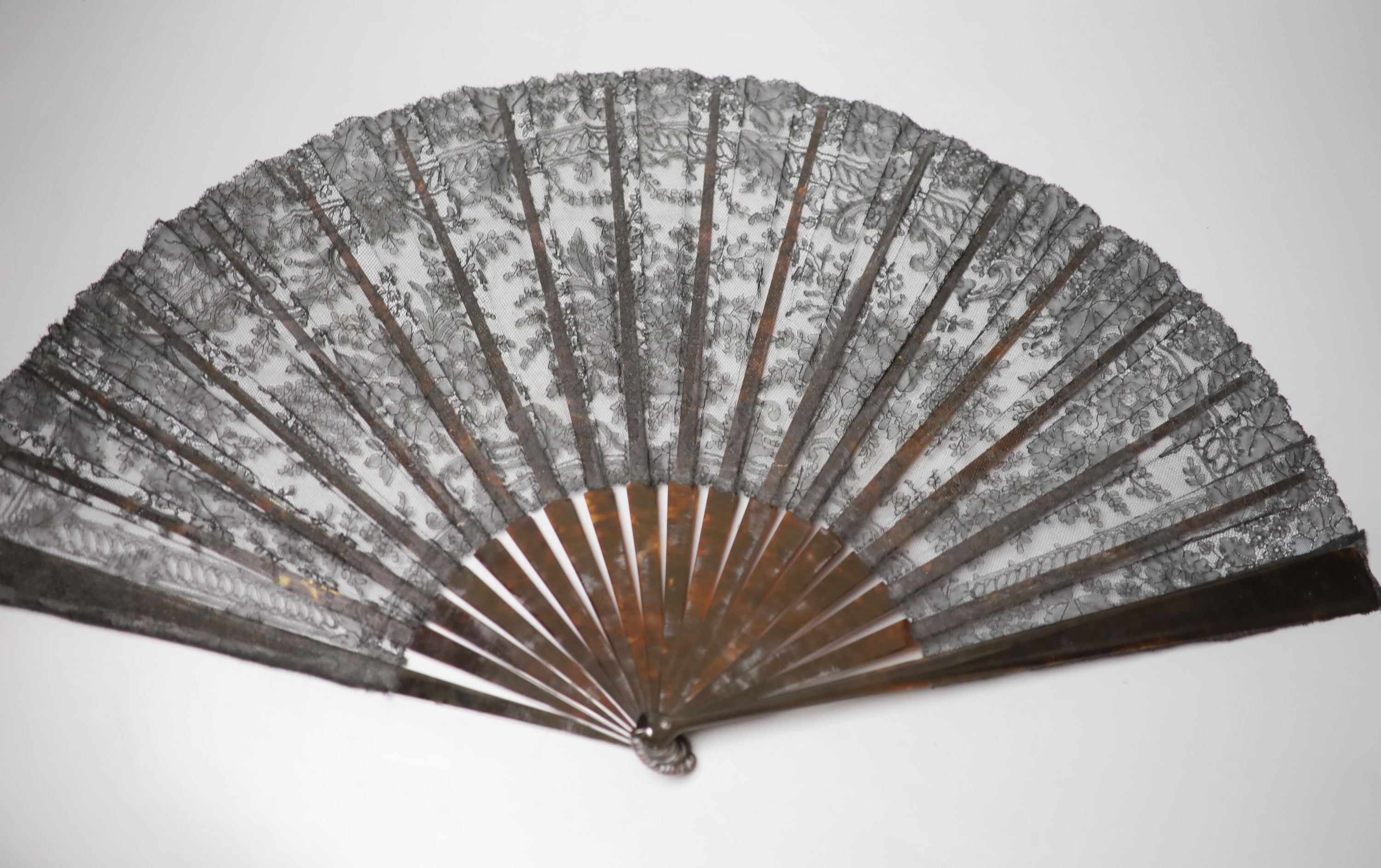 A quantity of mixed fans including a black Chantilly lace fan